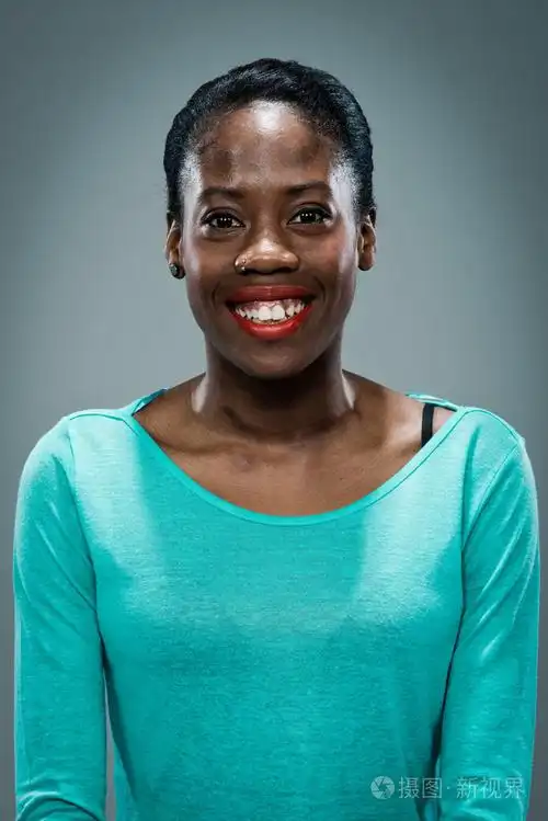 年轻快乐的黑女人微笑