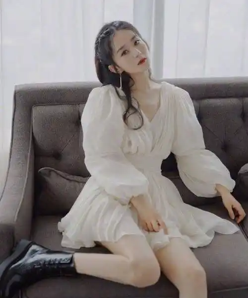 赵丽颖身穿泡泡袖白纱裙出席活动,搭配波浪编发和小皮靴,又仙又酷