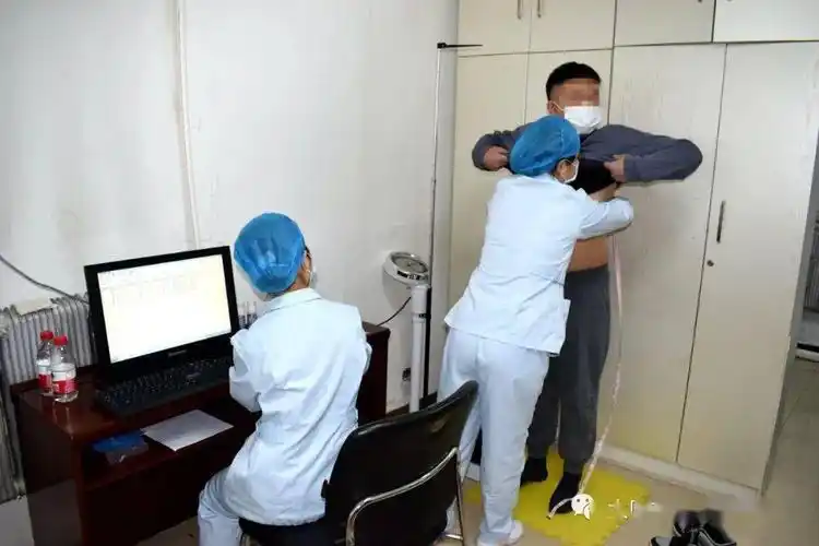 身高体重血检,尿检眼底检查,色盲视力b超心电图外科组内科组佩戴手环