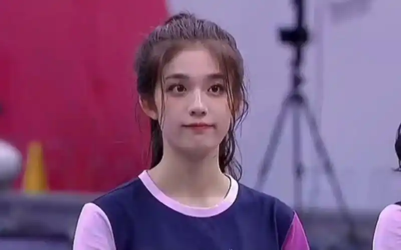 美女钟丽丽～笑起来的时候很随和很干净～射箭技术也不赖[偷笑]