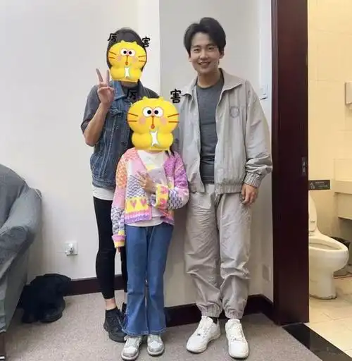 5月31日,有网友爆料在天津见到了郭麒麟,并晒出了与郭麒麟的合照.