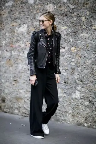 皮衣搭配(皮衣里面怎么搭配)