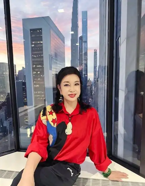 73岁的刘晓庆太敢穿了,超短裙,麻花辫,和同龄同学同框如两代人