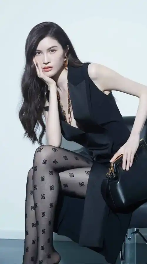 原创这哪像奔四的女人超模何穗性感穿搭配秀身姿这谁顶得住啊