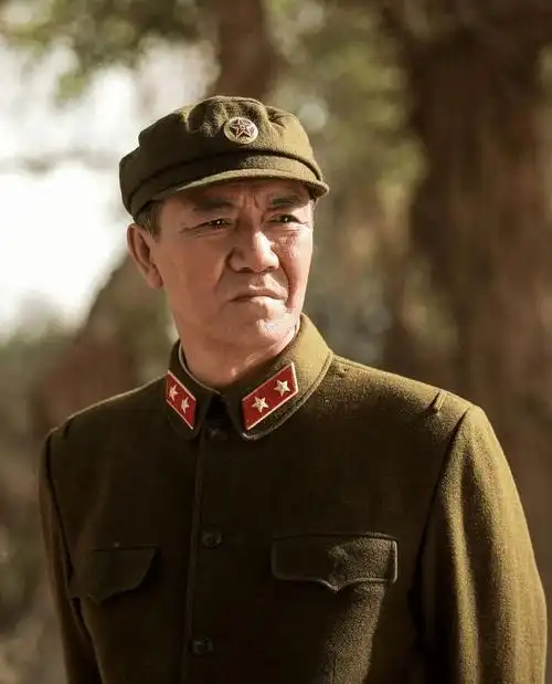 因为主人公李云龙非常好看,李云龙的扮演者李幼斌也因为这部剧成了