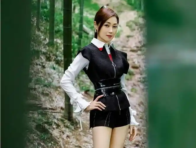 万绮雯内地开民宿,穿短裙秀110cm长腿,与老公分隔两地无损感情