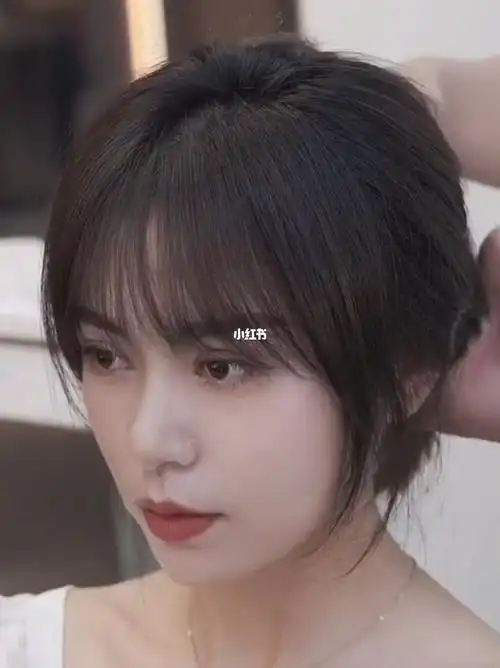 减龄刘海适合脸圆额头宽的女士