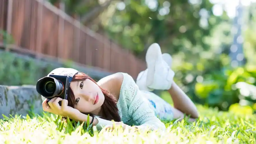 可爱青春美少女室外清爽写真桌面壁纸1下载