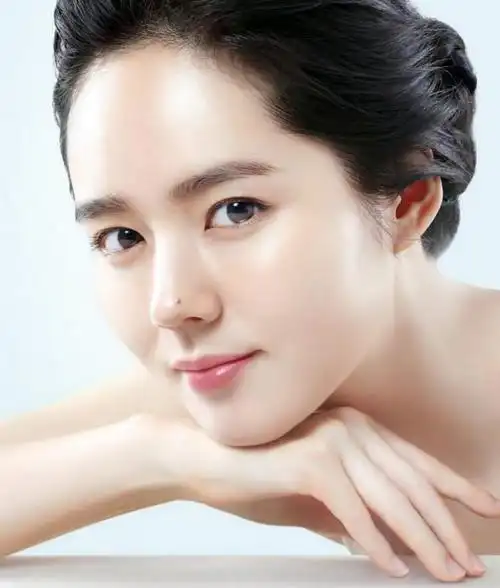 演员阿娇的鼻子很漂亮,鼻头丰润,鼻翼缘柔和,高度长