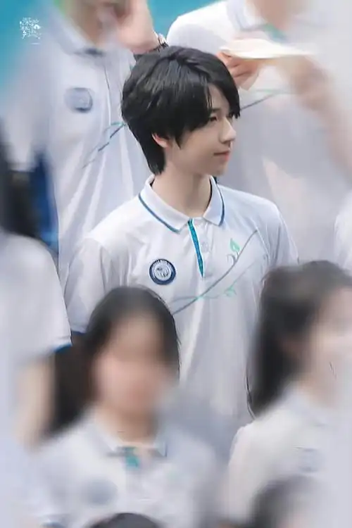 照#即将成年的17岁限定92@时代少年团-贺峻霖去学校拍毕业照了耶!