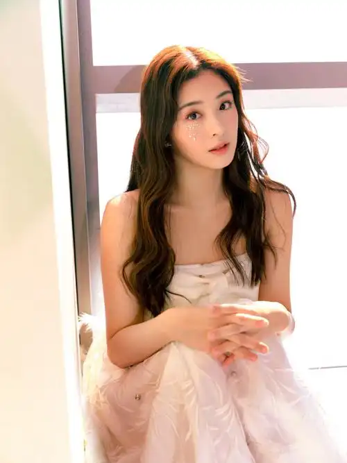 张含韵钻石泪白礼服造型