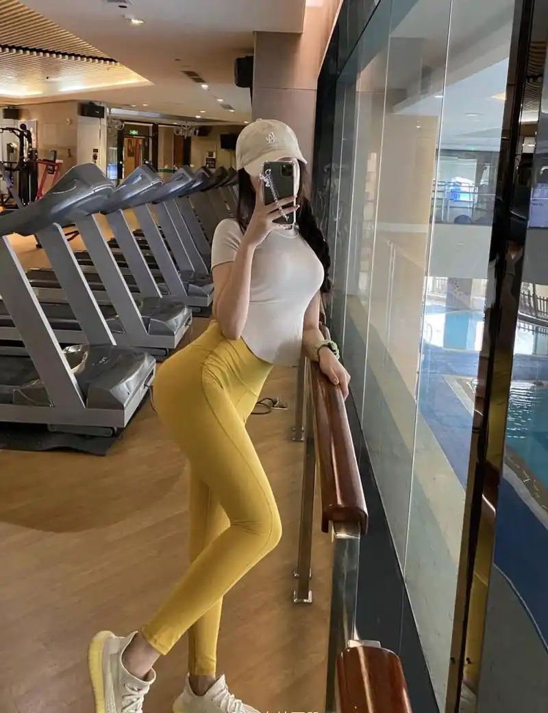 瑜伽裤美女,黄色瑜伽裤小姐姐,健身房自拍身材真不错!