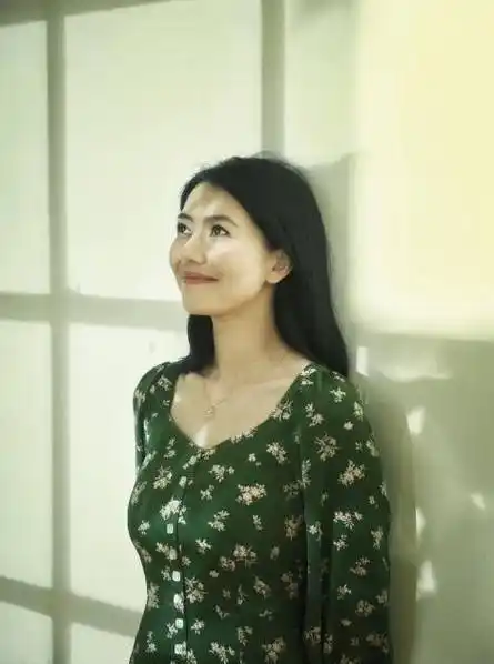 高圆圆的头发现在也一直都保持着齐肩短发的长度,戴上一顶黑色的渔夫