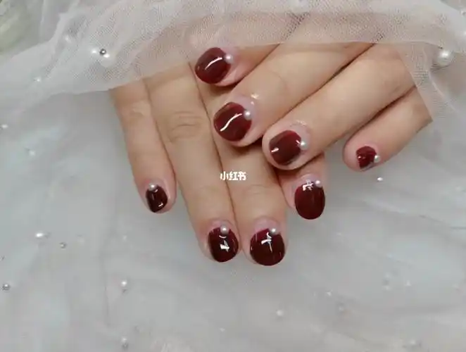 酒红色美甲