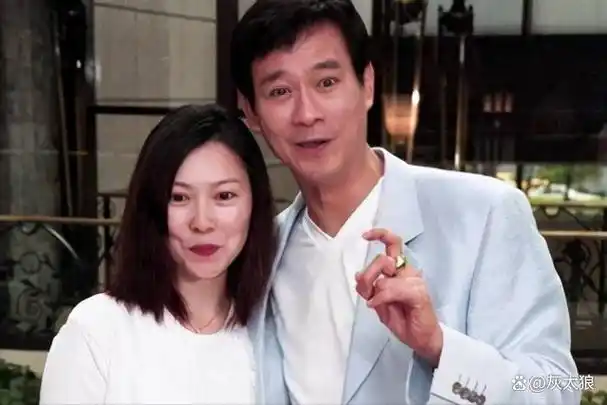 76岁郑少秋带三婚娇妻买豪车,妻子穿搭时尚好年轻,小女儿很漂亮