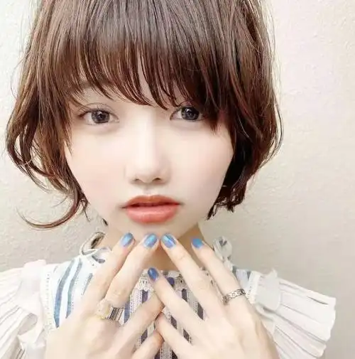 如果你觉得自己的脸型不够完美,那么你可以通过剪一个适合自己的发型