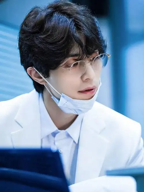 李栋旭  戴眼镜的老李头 是另一种美