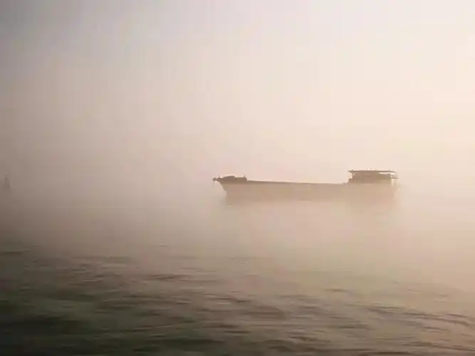 ( 大雾弥漫,能见度很低 )