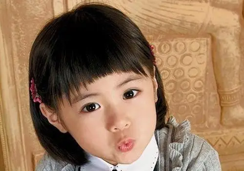 小女孩齐刘海短发学生头发型