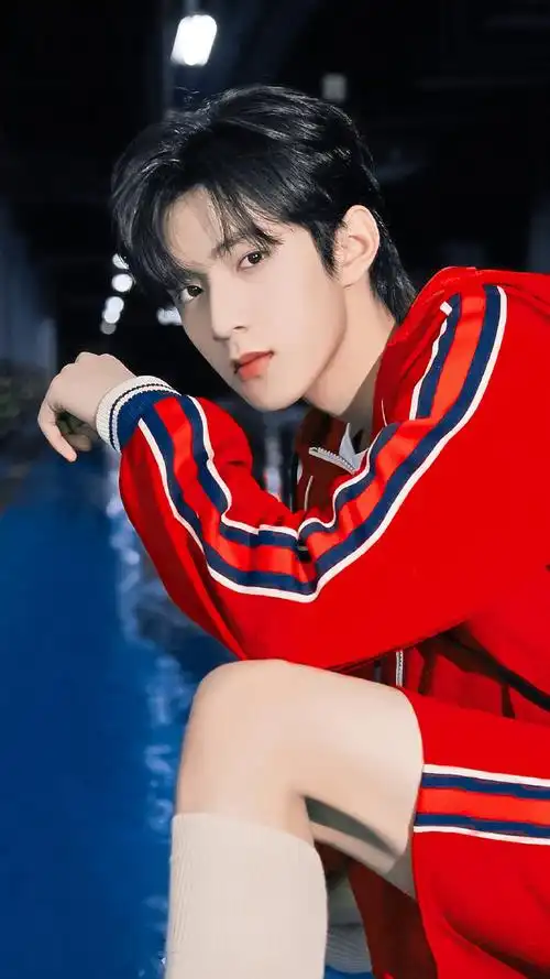 刘耀文红色运动装