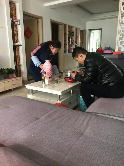 传统的拜年模式走起,家里来客了,我帮妈妈招待客人,倒茶,装点心.