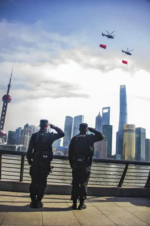 昨日是首个"中国人民警察节",在上海外滩执勤的两名特警向警航