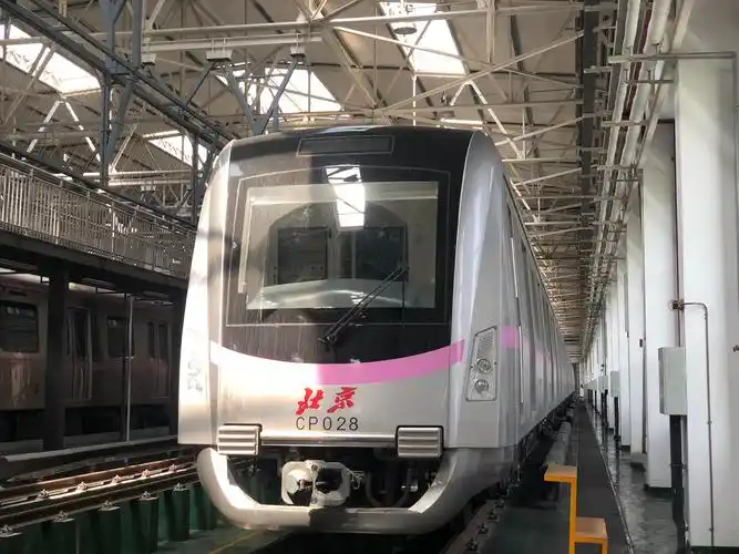 昌平线地铁又迎来了一辆"新动力"cp028号地铁列车到场,进行新车调试