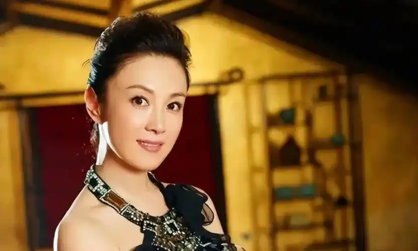 最美妲己傅艺伟:2度离婚 整容,默认身家上亿,却因吸毒被抓,她被什么蒙