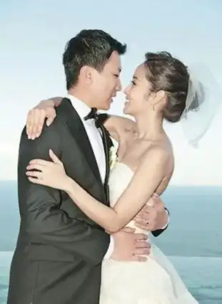 图最美女主播侯佩岑结婚与老公甜蜜恩爱有加