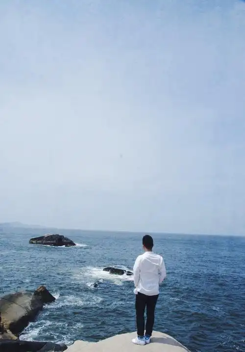 长相一般的男生去海边如何穿搭拍照