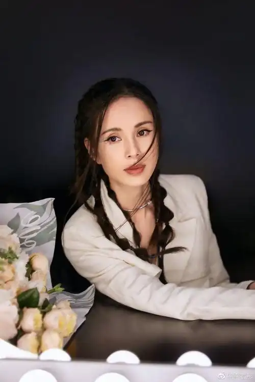 李若彤全新造型大片释出!短款西装搭配破洞牛仔裤 满头小辫十分酷炫