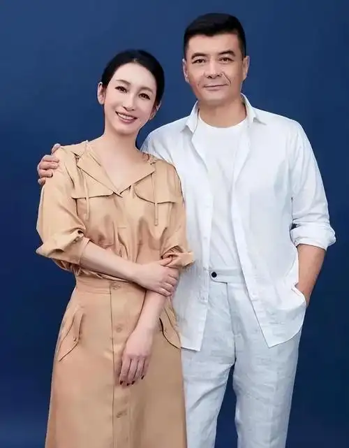 王新军|王新军:与相伴10年的发妻离婚后,转身娶小7岁秦海璐,他怎样了
