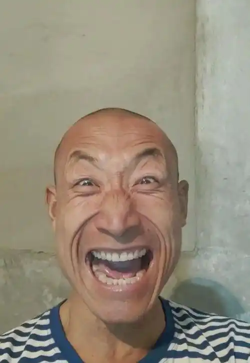 网友要求取消"奥利给"大叔低保,360万粉丝的网红,真会穷么?