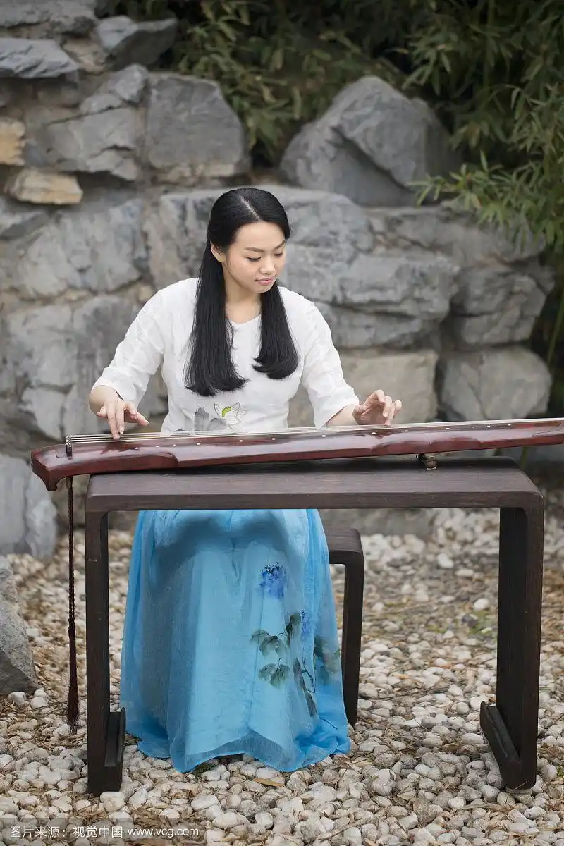 青年女人弹奏古琴