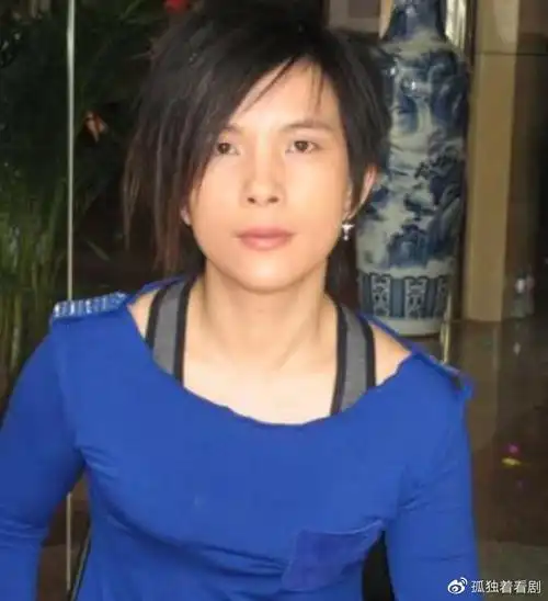 歌手潘美辰晒搞怪照满脸胡茬认不出曾和同性亲吻52岁仍单身