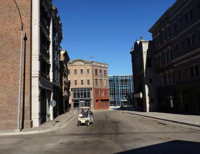 这是好莱坞电影里用于拍摄外景的街道和高楼.