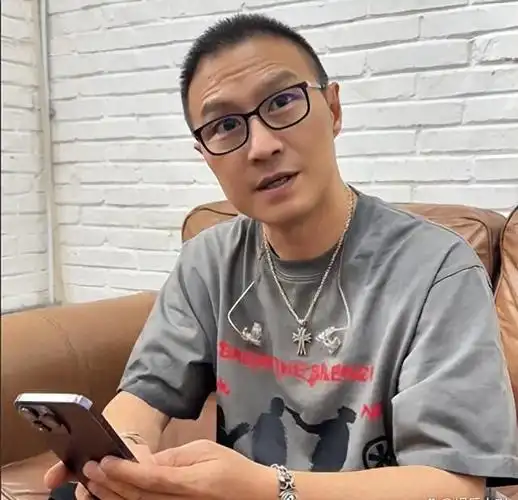 汪峰又发新动态!头顶有点秃,这是要再告白?网友为章子怡不平