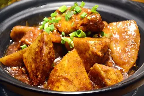 古龙香芋煲,大块的芋头,口感绵密细腻,芋头特有的清香加上汤汁的醇香