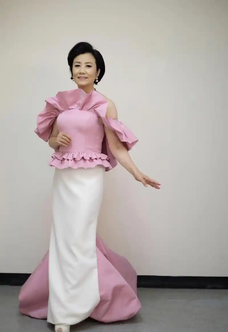 74岁的汪明荃真敢穿穿荧光绿连衣裙惊艳亮相网友厉害了