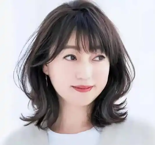 40岁圆脸女士,做哪种发型洋气减龄又好看?_脸型_刘海_自然