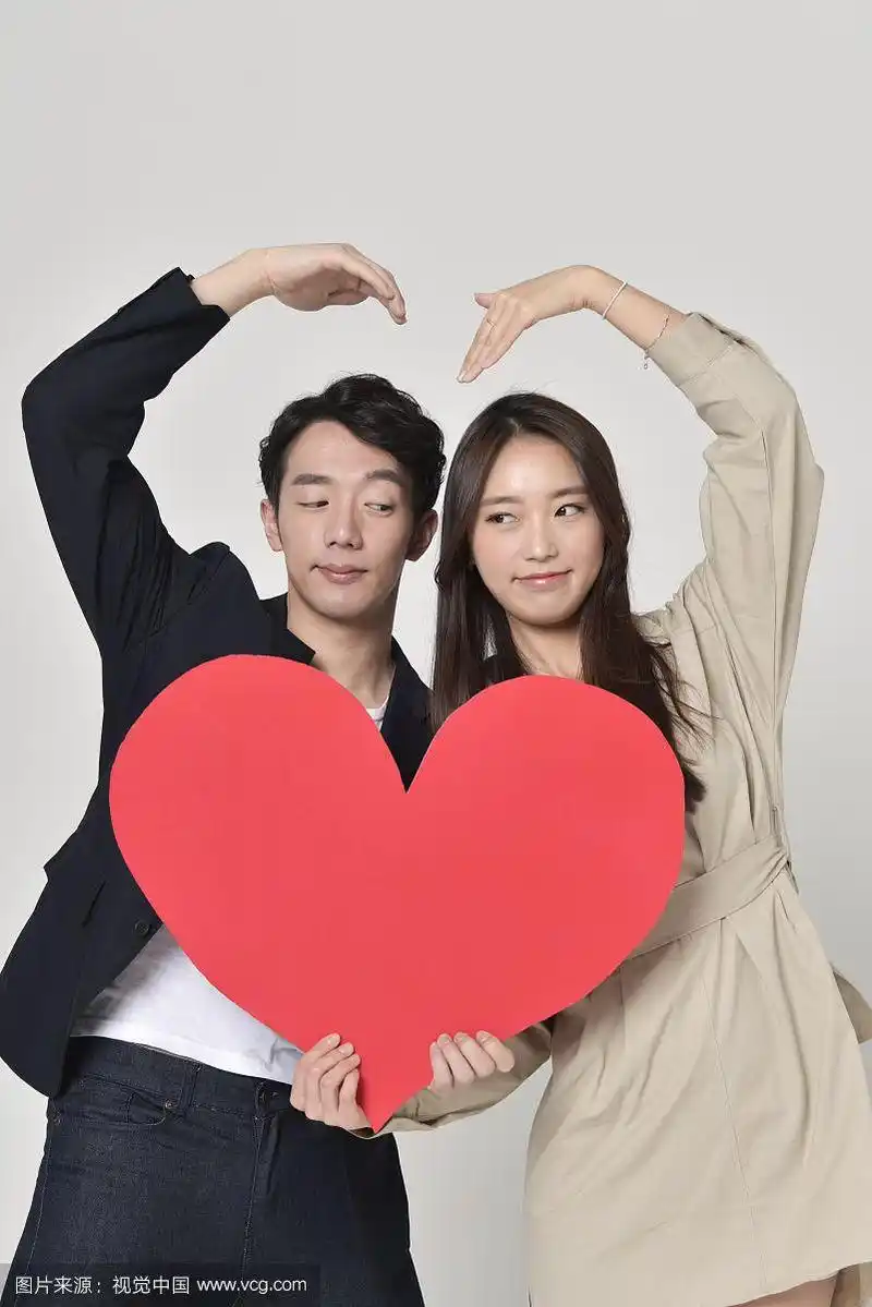 抱着心形的情侣用手做心形的照片