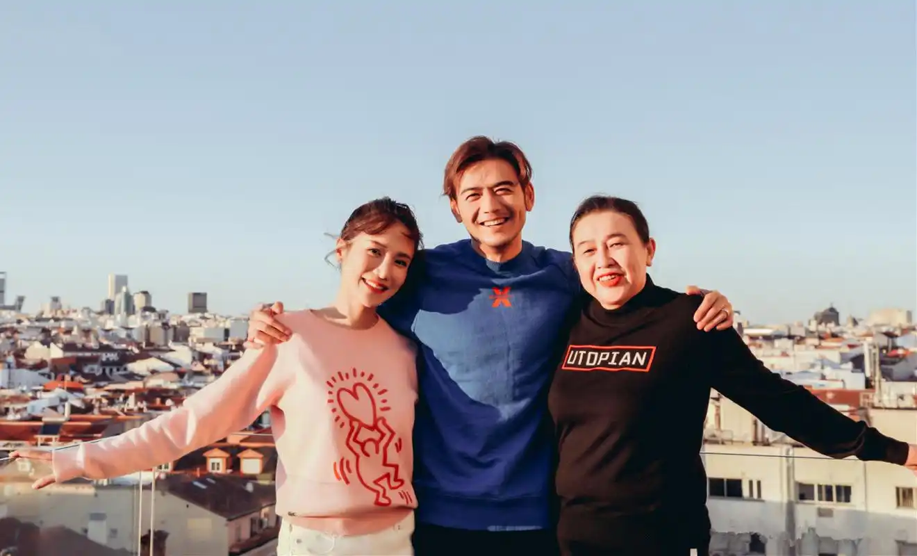 杨烁一家三口出游王黎雯运动装配麻花辫俏皮减龄34岁美成24岁