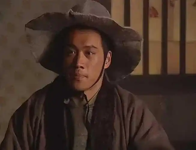 54岁武松丁海峰曝光在美国树林砍柴烤肉美国豪宅尽显气派