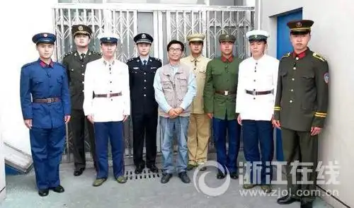 浙江省首届警察体育大会开幕怀旧老警服最抢风头