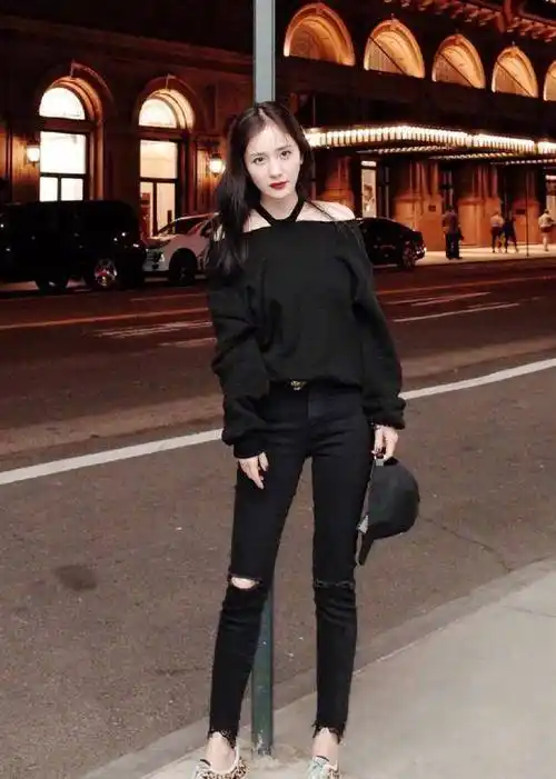 唐嫣启程巴黎时装周,卫衣破洞牛仔裤的装扮还撞衫众女星,真罕见