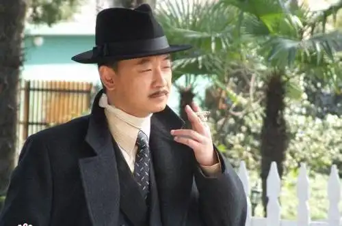 如今高圆圆还是女神,幸福的嫁给了赵又廷,可黄海波,已经没有了任何的