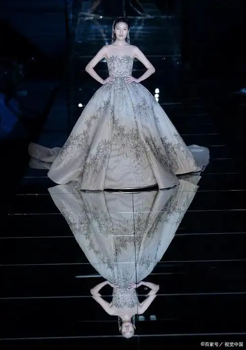 年会穿搭首选的高定礼服款式,让你成为人群中的那一抹惊艳