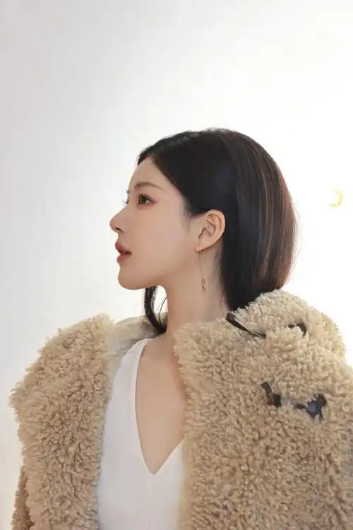 赵露思吊带黑长直#赵露思黑长直发型,女神范十足!