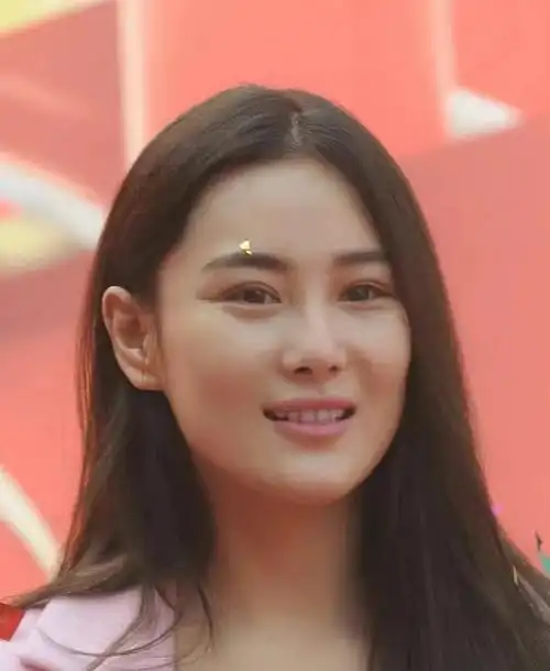 一组张馨予早年的照片在网上曝光,都知道张馨予是演过苏妲己的女演员.