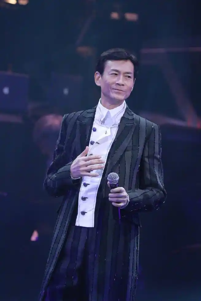 72岁郑少秋花样穿西装载歌载舞帅翻天,网友:说他40我也信!